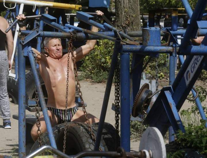 А штаны одеть забыл - железо все-таки!