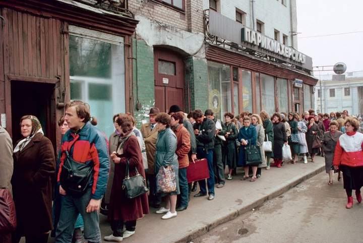В конце 80-х за водкой. В начале 90-х за хлебом. Проходил. Помню.