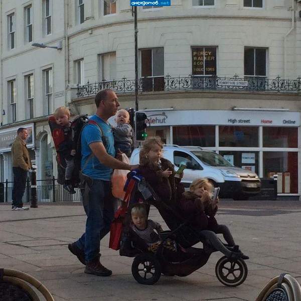 Мама, очевидно, в роддоме