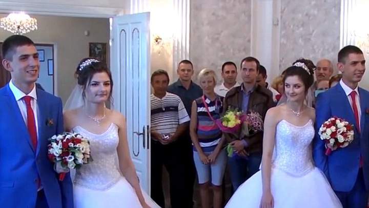 Все-таки разница есть: у левого жениха на голове светильник прикручен.