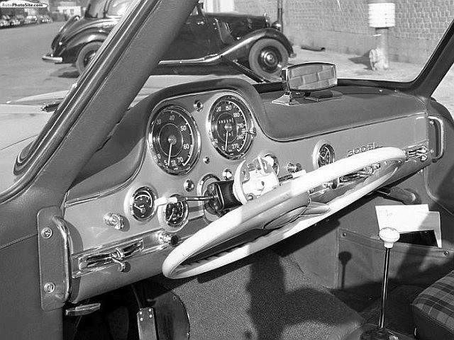 Mercedes-Benz 300SL. Также для облегчения входа и выхода водителя рулевое колесо откидывалось на шарнире...