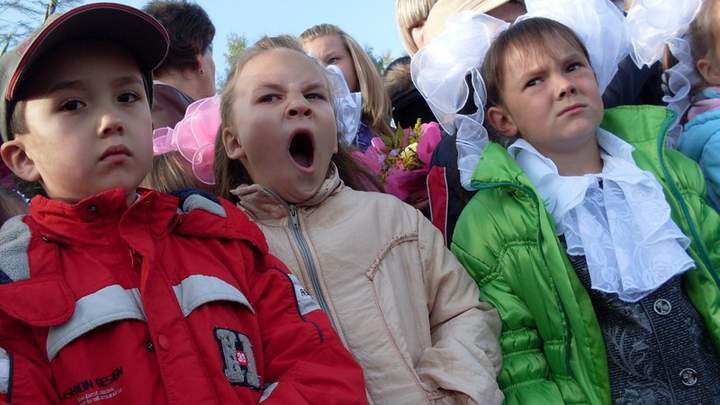 А-а-а...Михалыч, хорош пургу гнать. Трактора всю соляру сожгут.