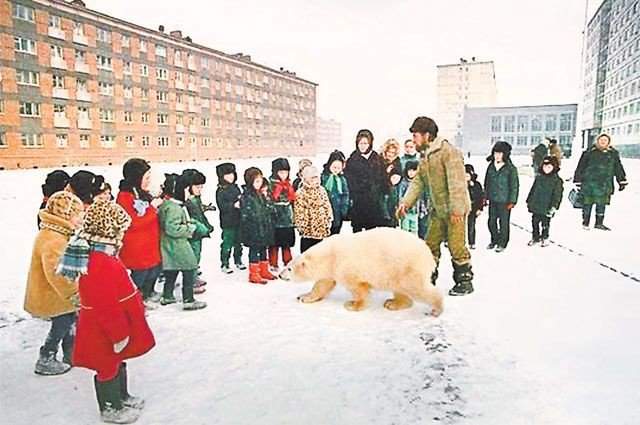 - А по дорогам у вас ходят медведи! - Врут, нет у нас дорог!