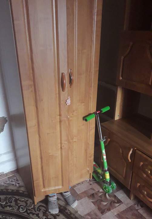 Играет с сестрой в прятки...