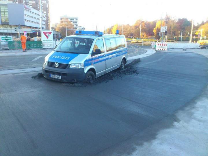 Так у него же написано на машине - Полезай, вот он и полез