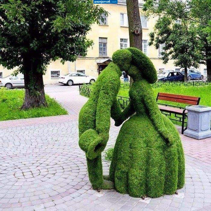 Уже мхом поросли, а чувства остались.
