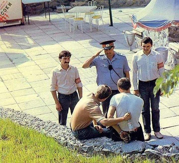 Американский разведчик нелегал передаёт на явке бутылку с ракетным топливом дипломату из посольства.
