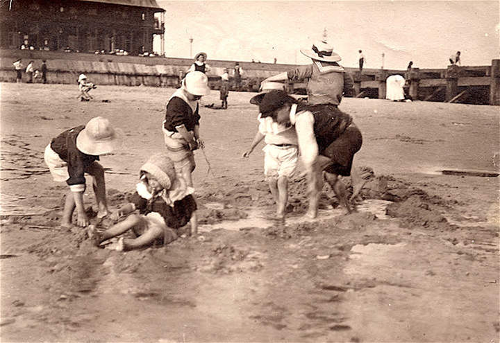 Это пляж во время отлива.