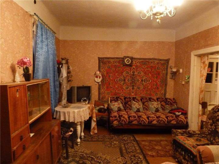 И все в ней, как 50 лет назад...кроме телевизора. В те годы мог быть КВН или Рекорд