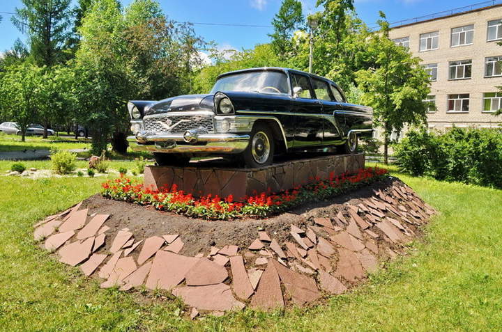 памятник на могиле Горьковского автомобильного завода