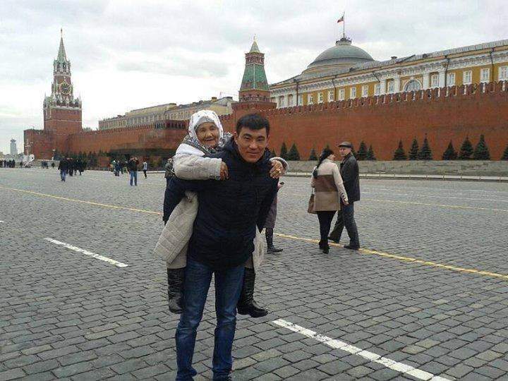Сын обещал матери сводить на красную площадь. Обещание выполнил.