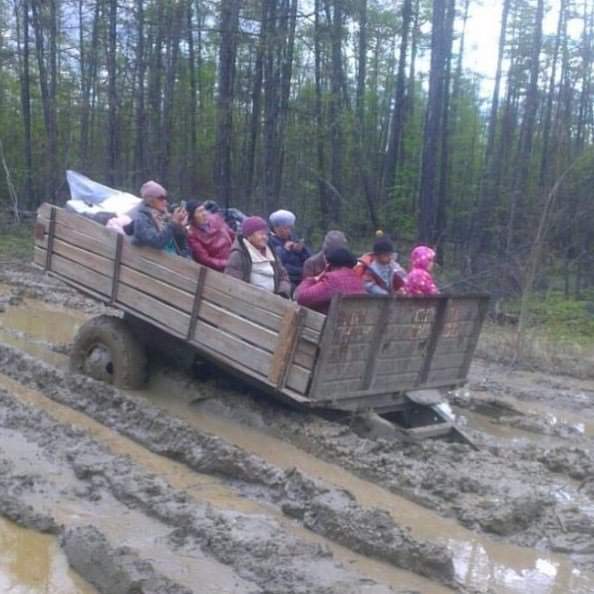 Едем, едем в соседнее село на дискотеку-у-у.