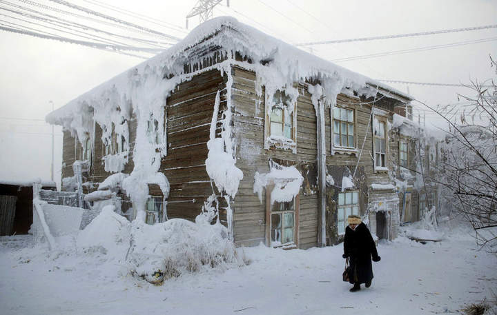 Потолок ледяной, дверь скрипучая...