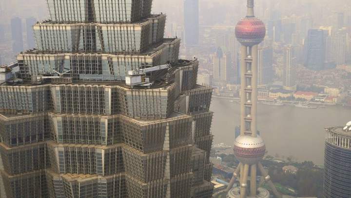 Это Шанхай, небоскреб jin mao tower. А краны там на постоянной основе для мойщиков окон.