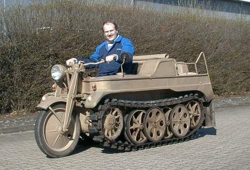 это называется Kettenkrad, неплохая штучка для бездорожья и мелкотягаческих вопросов