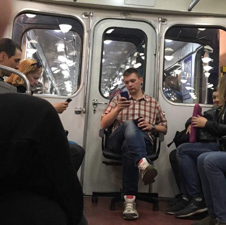Для тех, кто не знает - в метро иногда встречаются кондукторы. Это он