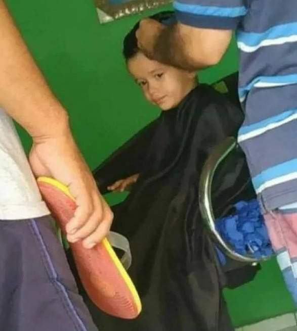 Это не для мальчика. Стрижет ученик парикмахера.