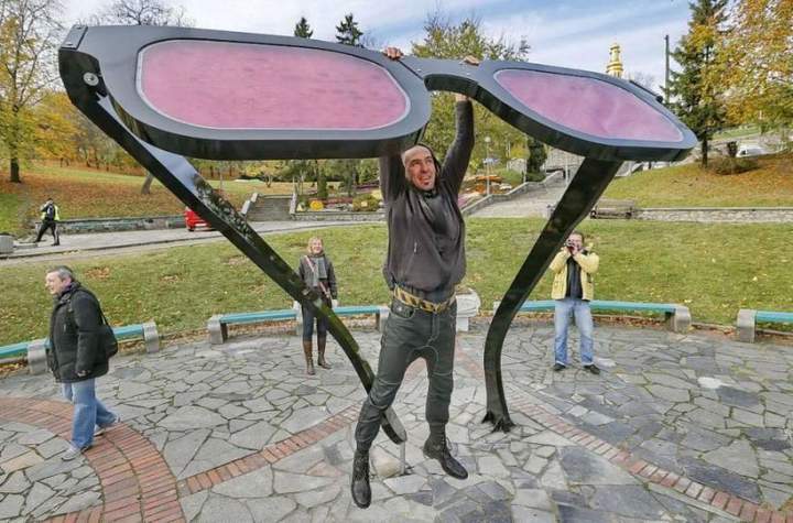 вроде большой мальчик то - на такие вещи лазить