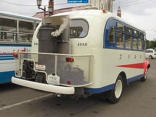 ездит на древесном газе