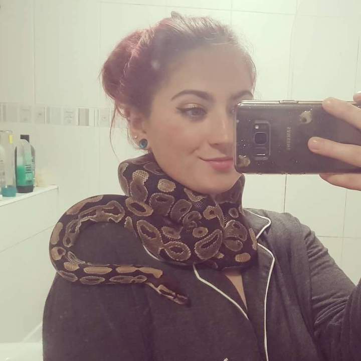 Еще одна дура в санузле фоткается