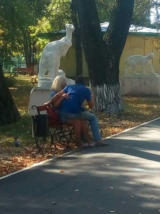 Кенгурёнок в синей рубашке с мамашкой