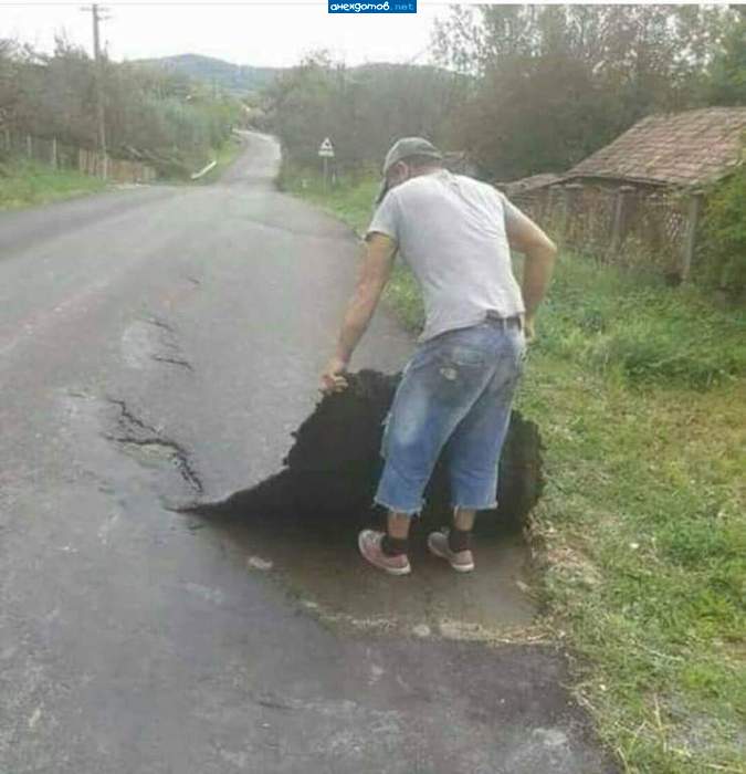 Ну тупой! Разве он не знает, что асфальт надо класть в снег!