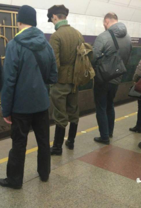 Связного Щтирлиц узнал сразу.