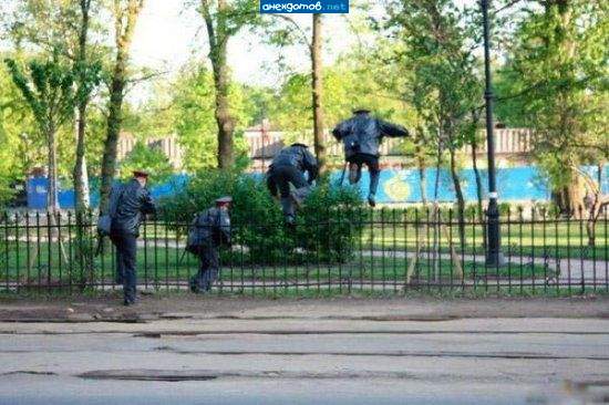 ветер МУСОРные пакеты разбросал!
