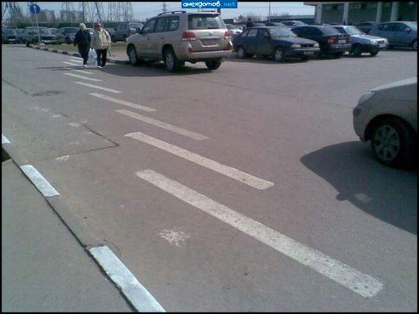 зебра выполнена не по ГОСТу, так что можно смело сбивать пешеходов
