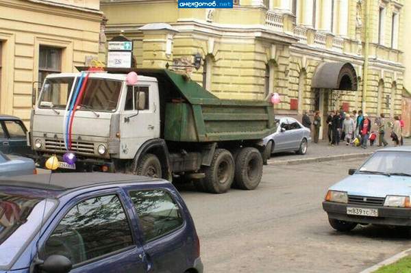 Широкой этой свадьбе было места мало. И неба было мало и земли.