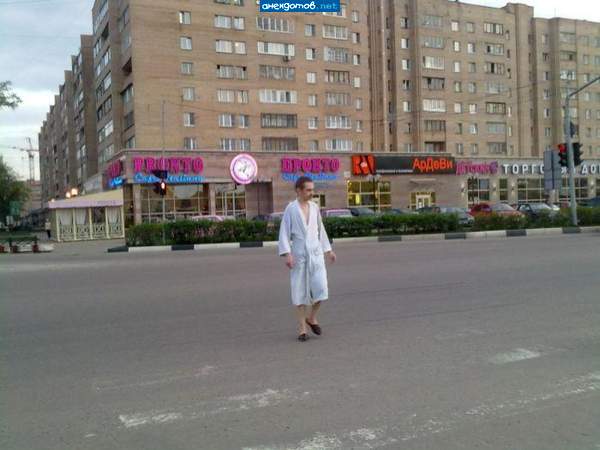Где разметка на дороге? Где зеленый светофор? Ни одной машины нету, хоть назад иди в дурдом!