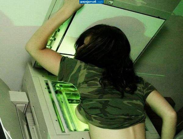 Жопой оригинальней. А ведь можно ещё и пи.дой....