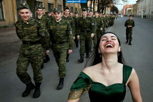 И, увидев 1-й взвод, тут же открывает рот!..
