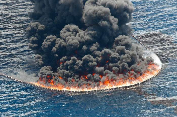 А лисички Взяли спички, К морю синему пошли, Море синее зажгли.