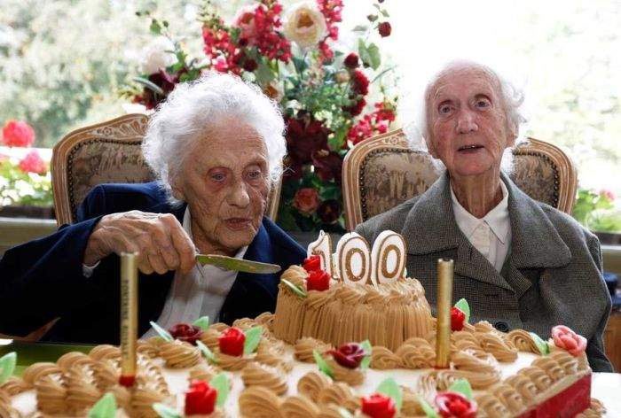 Уважение к бабулькам, они застали 1917, 1941-1945 и еще 100 лет прожили