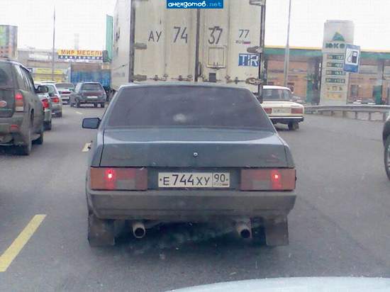 думаю что прикол в номерах машин. Хотя ничего прикольного