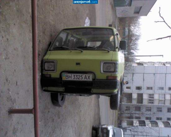 Это она пузико почесать просит