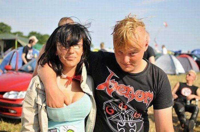 Да они оба пьяные в хлам.Он, по-ходу и не понял куда руку засунул