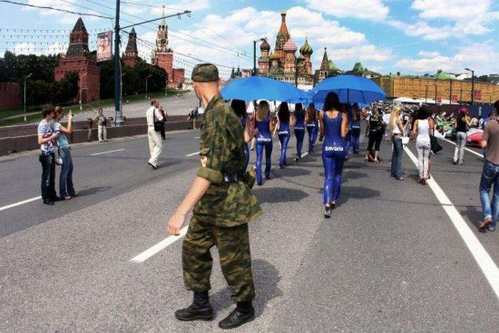 Не в ногу идут, осудил их солдат...