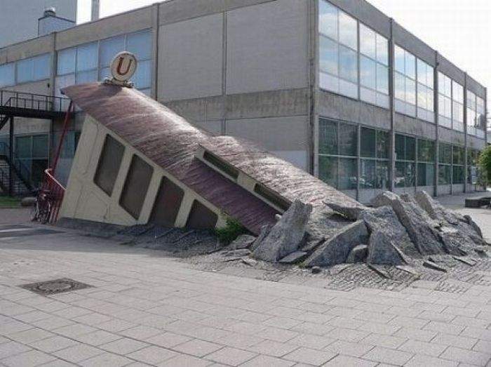 Новый русский, таки добрался к себе домой на метро.