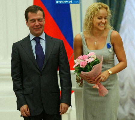 сиську уколол. Черт!