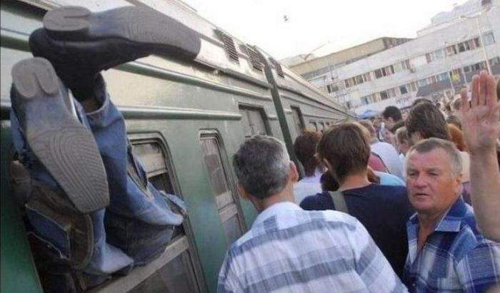 легче в жопу всунуть глобус чем залезть с утра в автобус