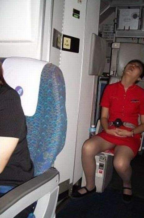то не турбуленция, это стюардесса похрапывет...