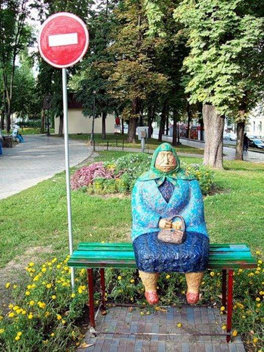 вот так бабки занимают очередь в поликлинниках ещё за неделю