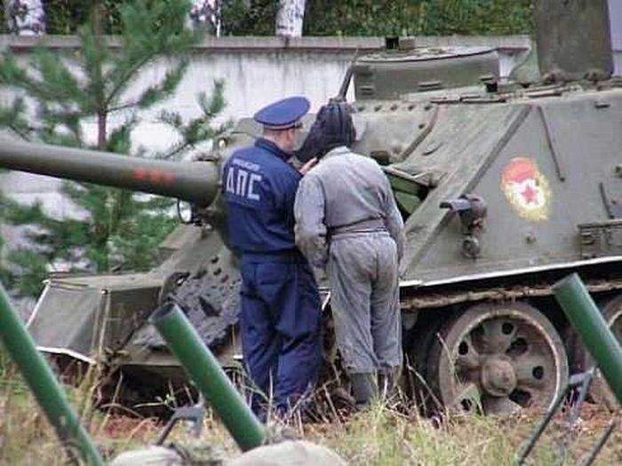 Значит так: поворачиваете направо, доезжаете до ЖД путей - за ними и начнется Химмельсдорф )