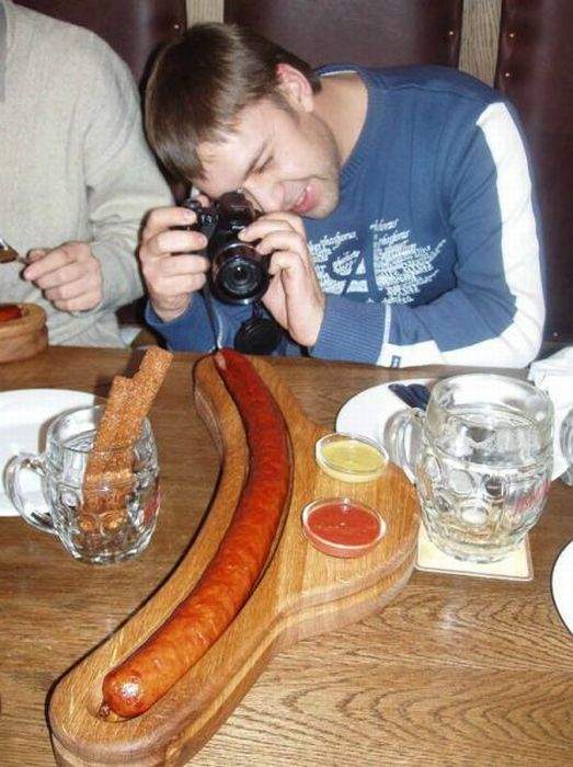 этот смайлик грустный, т.к у него гетерохромия (разноцветные глаза)