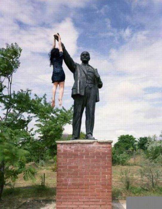 Заброшенный сад, заброшенный памятник. Пора наводить порядок.