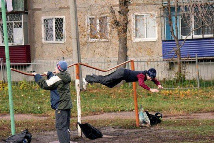 Заскок на турник из положения лежа...