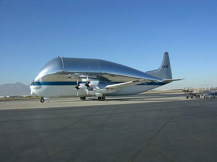 это B-377 Super Guppy. Его используют для перевозки космической техники к месту старта