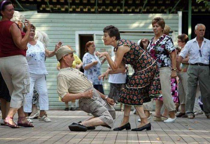 дискотекадля тех,кому за 70была сорвана пьяными 50-летними подростками